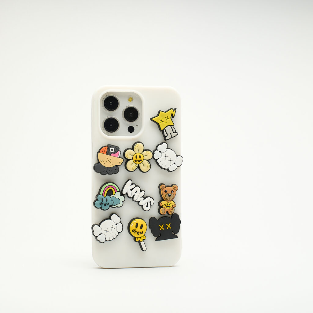 MOJO DROPS Iphone 15 Pro Max Fehér Lyukacsos Tok K.a.w.s.