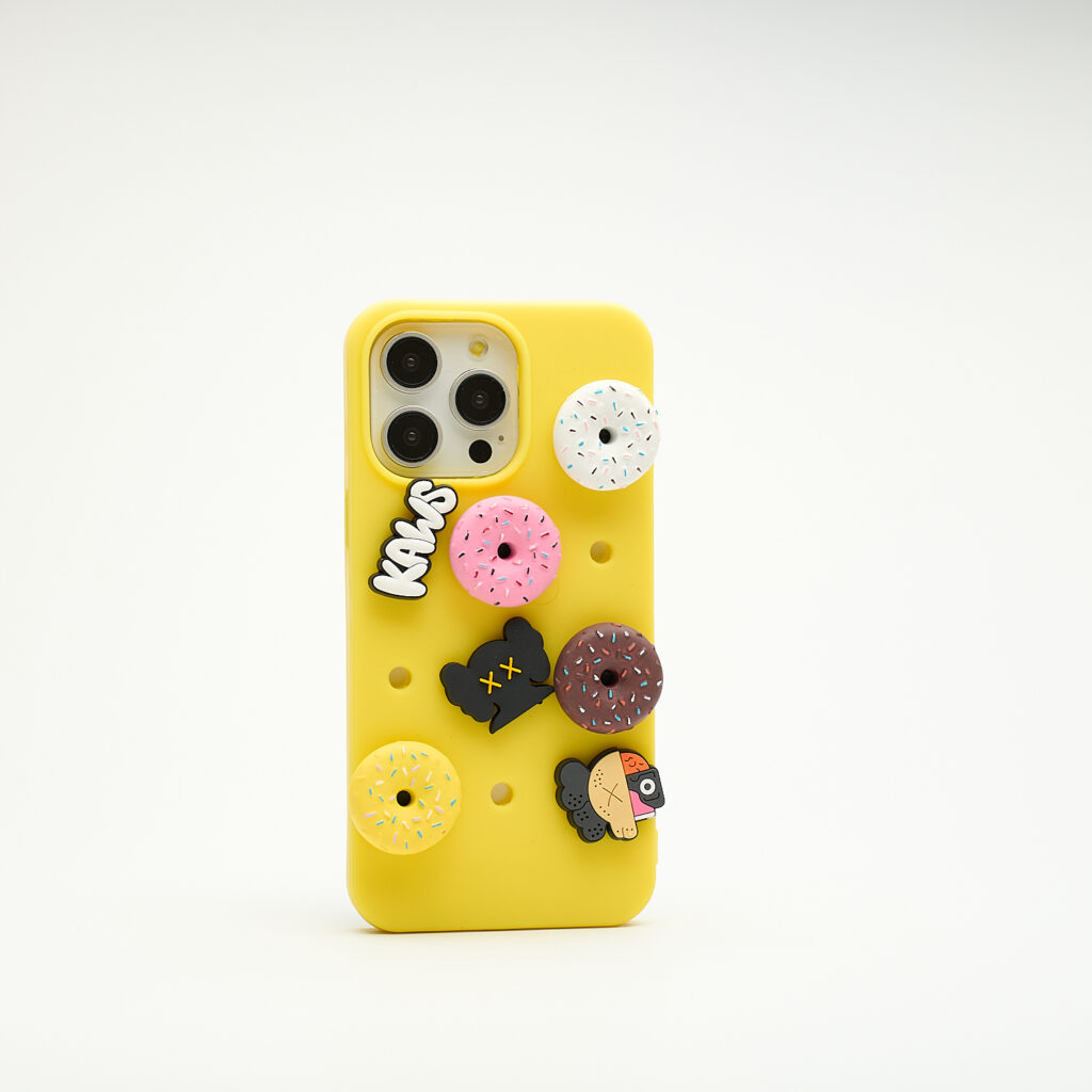 MOJO DROPS Iphone 15 Pro Max Sárga Lyukacsos Tok K.a.w.s.